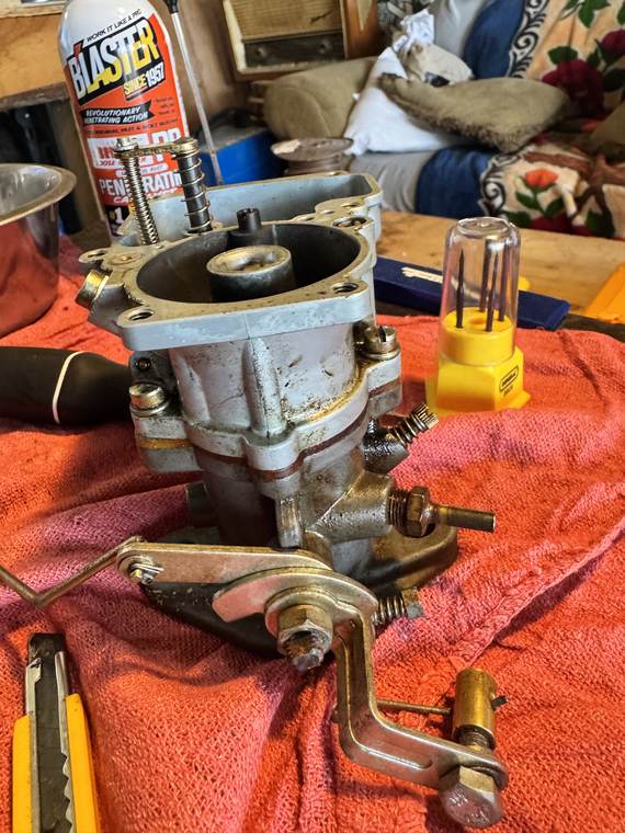 IMG_3034 Side profile showing intact reddish-brown lower throttle body insulator gasket and idle mixture needle