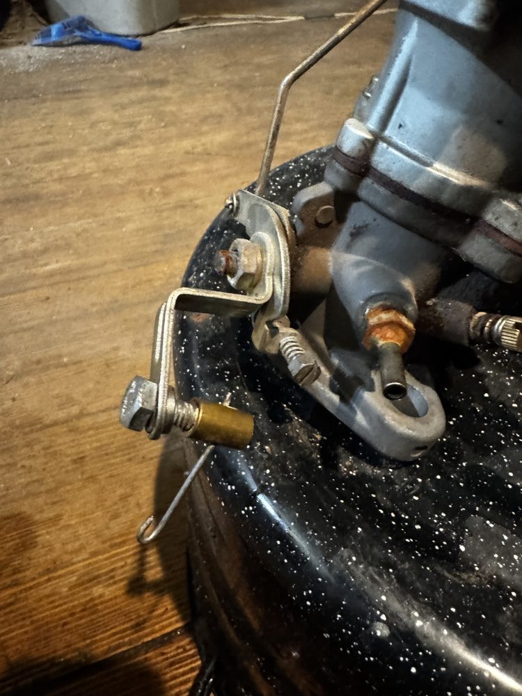 Macro of throttle stop screw 66, idle mixture needle 20, and corroded vacuum port